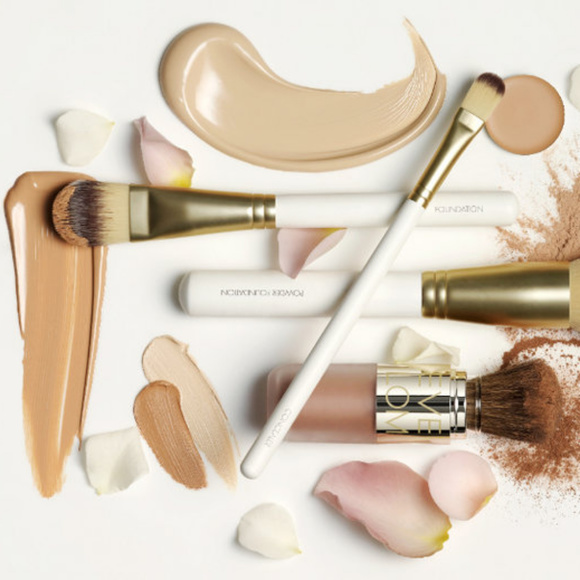 Eve Lom Radiance Perfected Foundation Brush - Picture 4 of 4